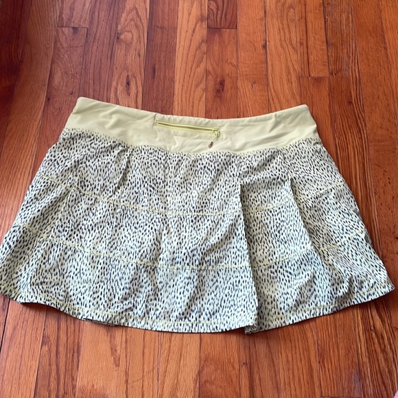 Lululemon pace rival skirt four way stretch. Dotty Dash clarity yellow/ black. - Picture 2 of 5